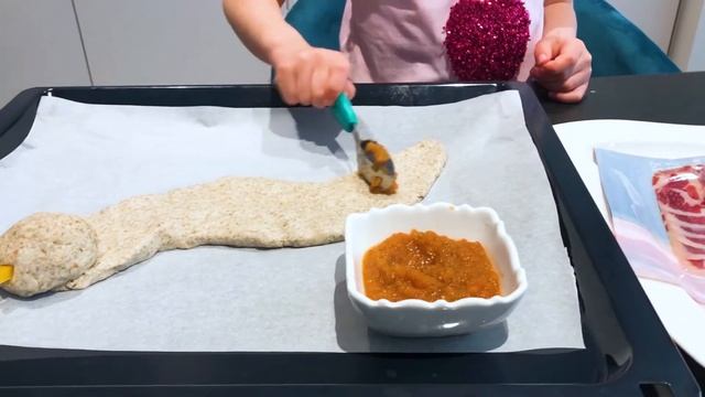 Девочка София готовит пиццу "Змейка" дома! Очень простой и вкусный рецепт. смотреть онлайн