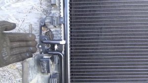 Как в простом гараже на Вольво заменить радиатор кондиционера. Volvo S80 - P3.