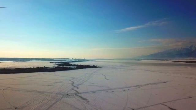 Иссык-Куль зимой, замерзший Тюпский залив с видами на горы Тянь-Шаня. смотреть онлайн