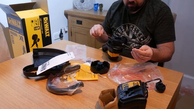 Dewalt DCM561P1S 18 Volt Battery Brushless Strimmer - Unboxing, Assembly, Demo And Review