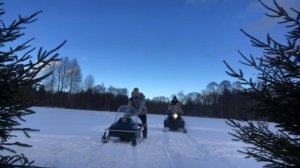 Катаемся на снегоходах по полю!