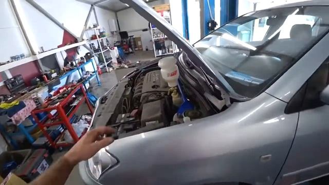 Замена тормозной жидкости На примере Toyota смотреть онлайн