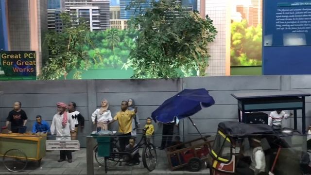 Jakarta_City for All_Indonesia| Джакарта для всех_Уличная еда на фоне высоток в миниатюре_Индонезия смотреть онлайн