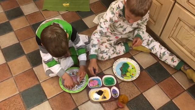 Готовим печенье из имбиря а потом раскрашиваем его! Все получилось очень вкусно !!!