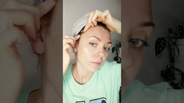 Убери морщины на лбу.