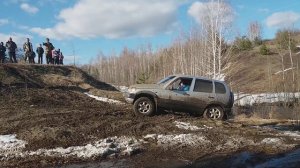 Chevrolet Niva на Comforser CF3000 прилипла в размытом овраге