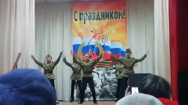 Танец на 23 февраля. Ваня на сцене нашего Да. смотреть онлайн