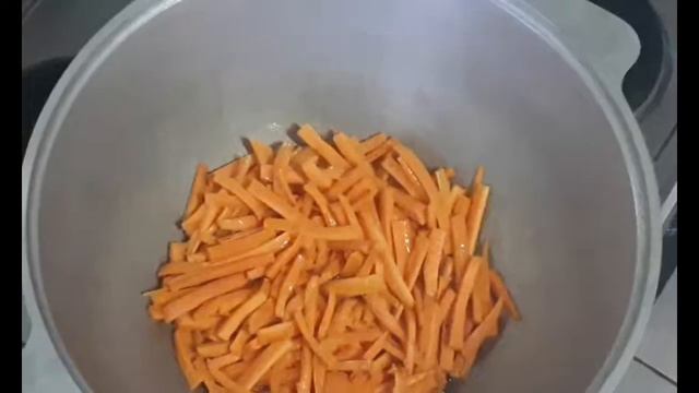 Икра овощная, с баклажаном и морковью луком и паприкой.