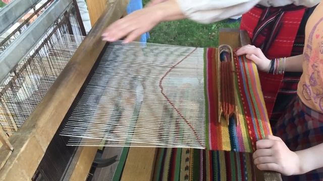 Как работает ткацкий станок демонстрация