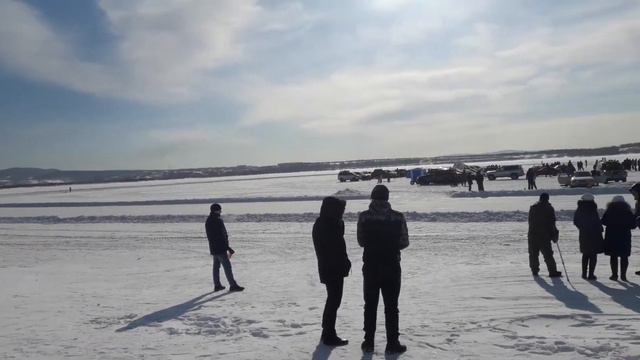 7-заезд гонки на льду на озере Тауро Углегорского района часть 5 смотреть онлайн