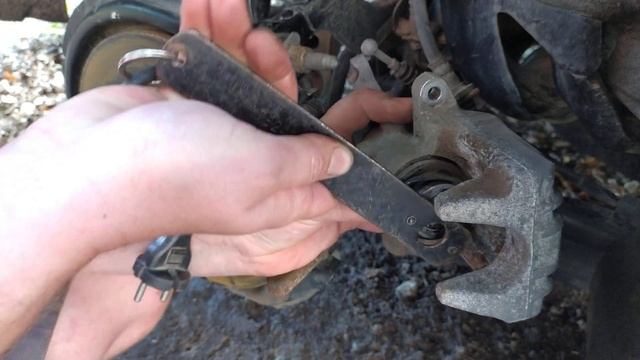 Как вдавить поршень заднего суппорта. Замена задних колодок. смотреть онлайн