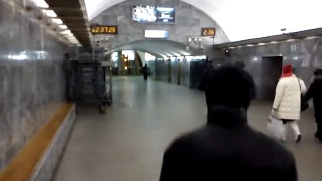 Почему народ бежит к эскалатору? смотреть онлайн