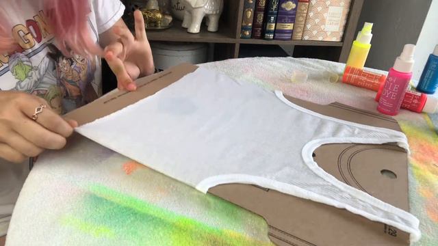 COPYING EMMA CHAMBERLAIN'S DIY TANK TOP ~ How To Spray Paint Tie Dye Cropped Tank Tops for Summer смотреть онлайн