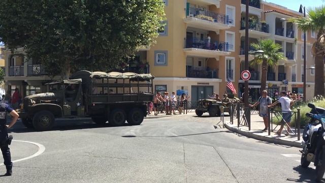 Military Vehicules Parade in Sainte-Maxime смотреть онлайн