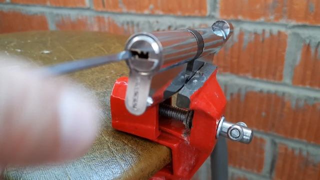 [ 58 ] КАК ОТКРЫТЬ ЛИЧИНКУ ЗАМКА БЕЗ ПОСЛЕДСТВИЙ ОТМЫЧКОЙ ПРОЧЁСОМ смотреть онлайн