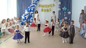 танец малышей Детки   конфетки выпускной