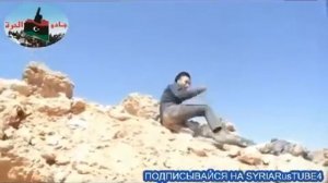 СИРИЯ   ПУЛЯ ЗАТЕЛАЕТ В БОШКУ БОЕВИКА!