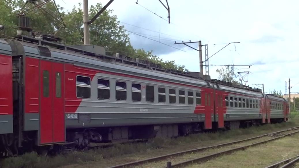Электропоезд ЭД9Э-0033 отправляется со станции Сормово, Нижний Новгород смотреть онлайн