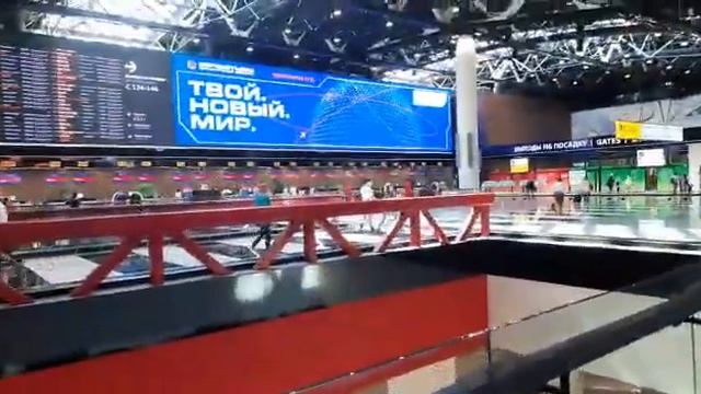 АЭРОПОРТ ШЕРЕМЕТЬЕВО. МОСКВА. ТЕРМИНАЛ "В" ЗАЛ ОЖИДАНИЯ. смотреть онлайн