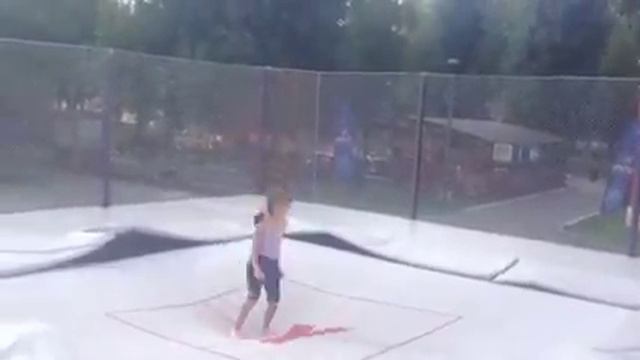 Девочка на батуте смотреть онлайн