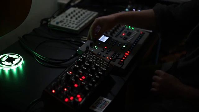 Subharmonicon, Analog 4, Microfreak. 11 minute improvised melodic set. смотреть онлайн