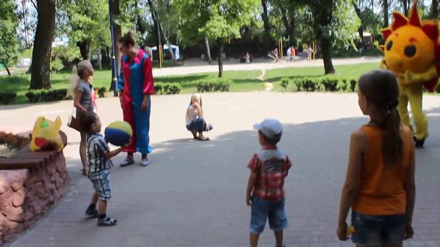 В день друзів Сонечко із Скай Парку розважало діток у парку смотреть онлайн