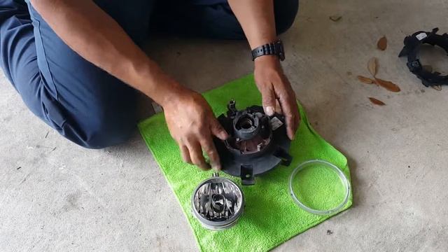 2003 Ford Explorer - How to change out a busted floodlight смотреть онлайн