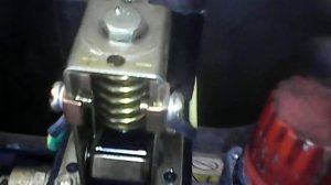 Автомат выключение/включения компрессора. Винт настройки реле давления!