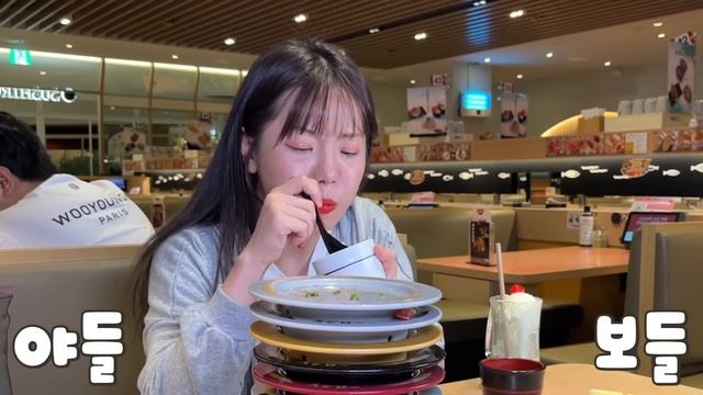 “손님.. 초밥 접시가 모자라요?!!“ 현재 51접시째... 종류가 100가지가 넘는 회전초밥 먹방? ㅣ Conveyor Belt Sushi MUKBANG смотреть онлайн
