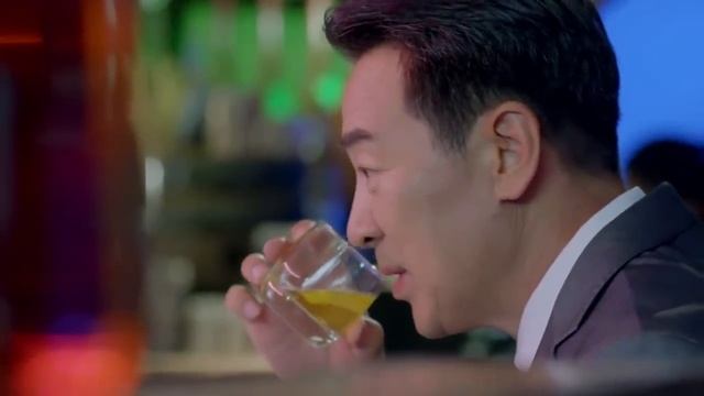 總裁和灰姑娘成為對手，鬥智鬥勇只為搶一個箱子！不料最後總裁一招瞞天過海成功奪得箱子，灰姑娘氣得說不出話來 смотреть онлайн