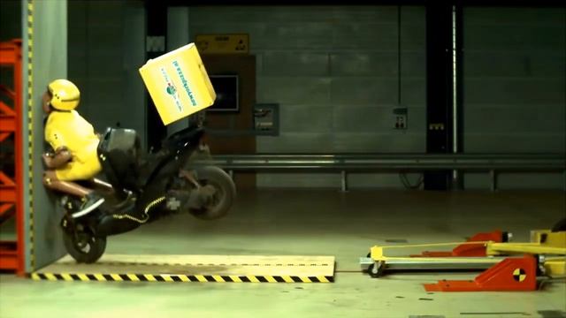 40 km hr crash test, Краш тест скутера 40 км в час, лобовое столкновение смотреть онлайн