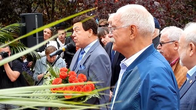 ОТКРЫТИЕ ПАМЯТНИКА АКТЕРУ ЕВГЕНИЮ ЛЕОНОВУ (ДОЦЕНТУ) НА МОСФИЛЬМЕ | ДЖЕНТЛЬМЕНЫ УДАЧИ смотреть онлайн