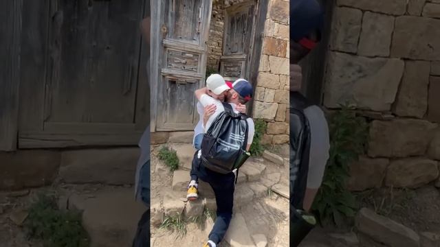 Всё помнят это место ? Парень сделал предложение своей девушке во время съёмки смотреть онлайн