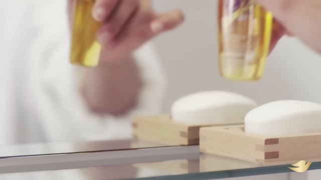 How to apply anti-frizz serum on straight hair (Sponsored video) смотреть онлайн