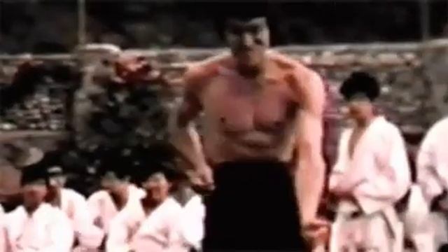 Bruce Lee dancing very funny during the film "Enter the Dragon". смотреть онлайн