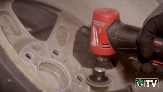 Milwaukee M12FDGA 12V Fuel Angled Die Grinder смотреть онлайн