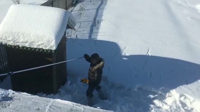 Как убрать снег с крыши быстро и легко. Скребок для снега. смотреть онлайн