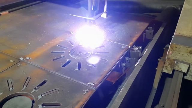 Рабочие будни: плазменная резка плит смотреть онлайн