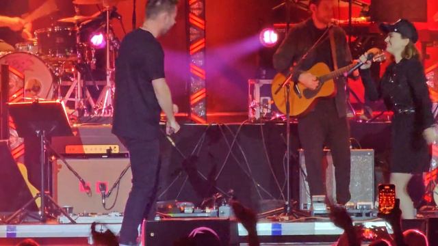All Hands On Deck, 20.04.23, Mercedes-Benz Arena Berlin - Revolverheld - Halt Dich an mir fest смотреть онлайн
