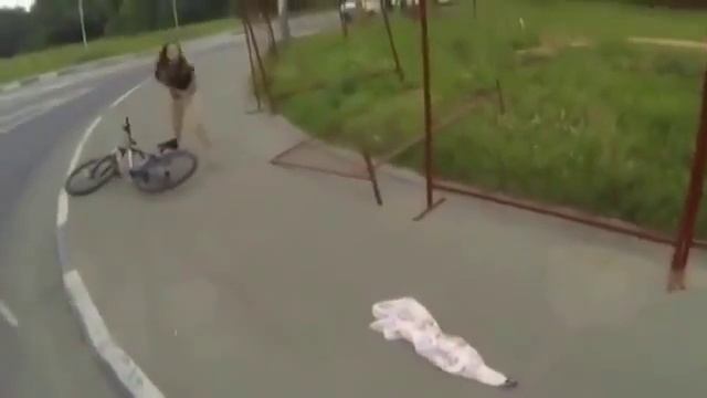 Девушка ехала на велосипеде и вдруг у нее... шокирующие кадры! смотреть онлайн