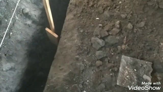 Укладка труб в глубокую траншею. Как организовать уклон. смотреть онлайн