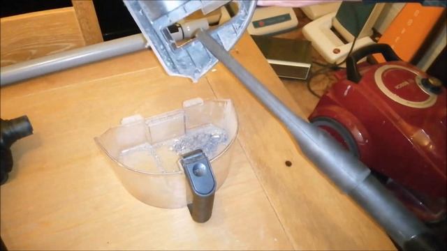 The 99p BOSCH GS-40 Allfloors Allergy Bagless Cylinder Vacuum Cleaner - This is BAD! Really bad :-/ смотреть онлайн