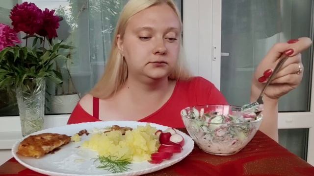 Мукбанг/Mukbang. Отбивнушки куриные с пюрешкой и салатом. смотреть онлайн