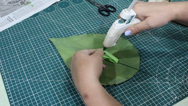 ?РЕАЛИСТИЧНЫЙ ЛИСТ из изолона (Мастер-Класс 2020)/DIY Realistic Leaf/ Folha realista faça você mesm смотреть онлайн