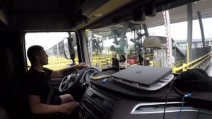 ПЕРВЫЙ рейс БЕЗ ОПЫТА стажера - ДАЛЬНОБОЙЩИКА | Потеем оба