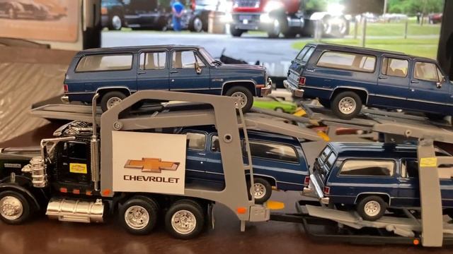 Nodriza Kenworth by New Ray, transportando Chevrolet Suburban 1988 de Autos Memorables. смотреть онлайн