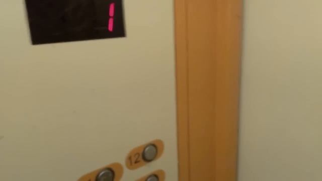 Лифт Мослифт оранжевый с музыкой и старый правый лифт