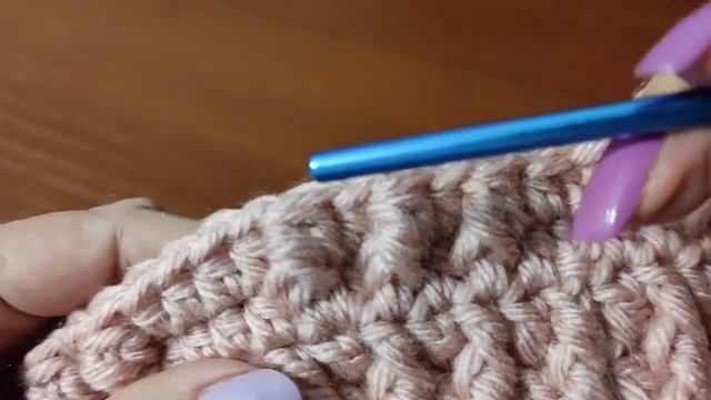 ЗИМНЯЯ ШАПОЧКА ОБЪЕМНЫМИ, СПИРАЛЬНЫМИ ПОЛОСКАМИ КРЮЧКОМ. ШАПКА ДЛЯ НАЧИНАЮЩИХ. смотреть онлайн