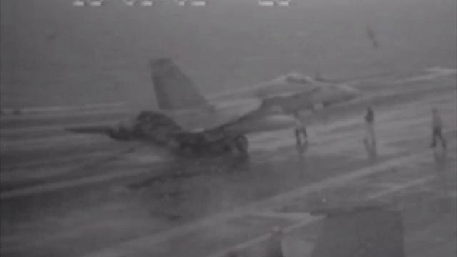 F/A-18C Strike Fighter Mishap | Gear Collapse During Carrier Landing смотреть онлайн