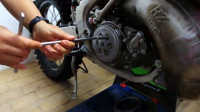 TUTORIAL CAMBIO de EMBRAGUE ENDURO & MOTOCROSS (HONDA CR 250?) смотреть онлайн